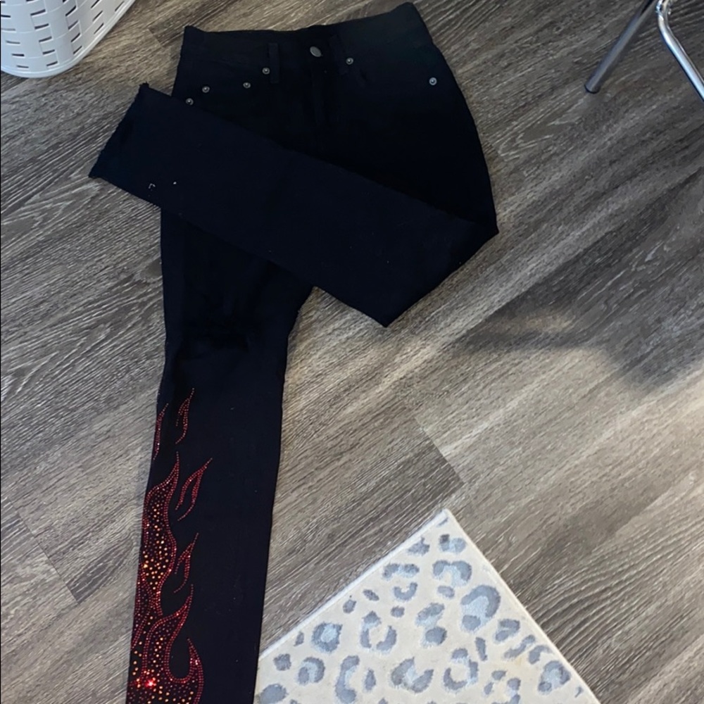 Skinny jeans, rhinestone flame